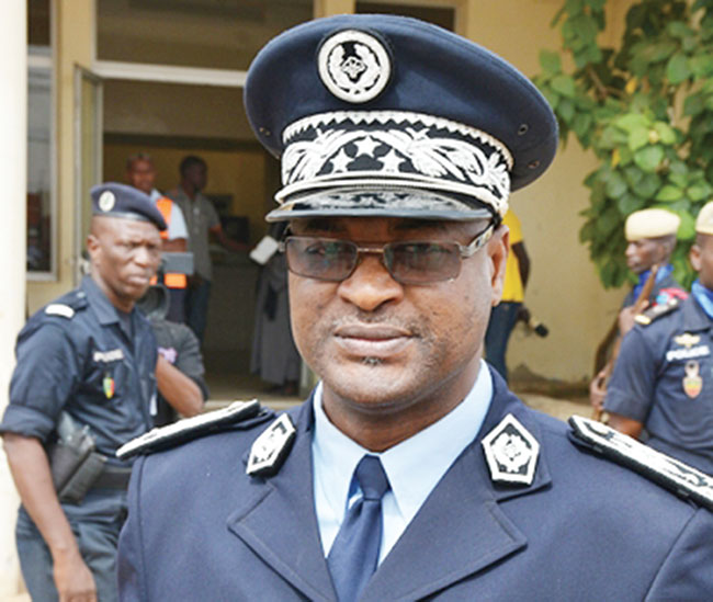 LE DIRECTEUR DE LA POLICE NATIONALE BLANCHIT LE SOUS CONTINGENT