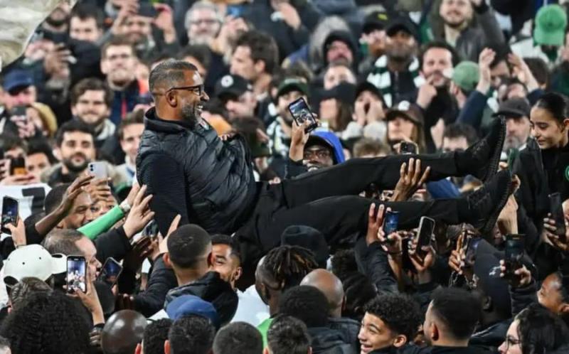 Habib BEYE coach of Red Star celebrates with fans during the National match between Red Star and Dijon at Stade Bauer on April 19, 2024 in Saint-Ouen, France.(Photo by Anthony Dibon/Icon Sport) Anthony Dibon / LP / Icon Sport